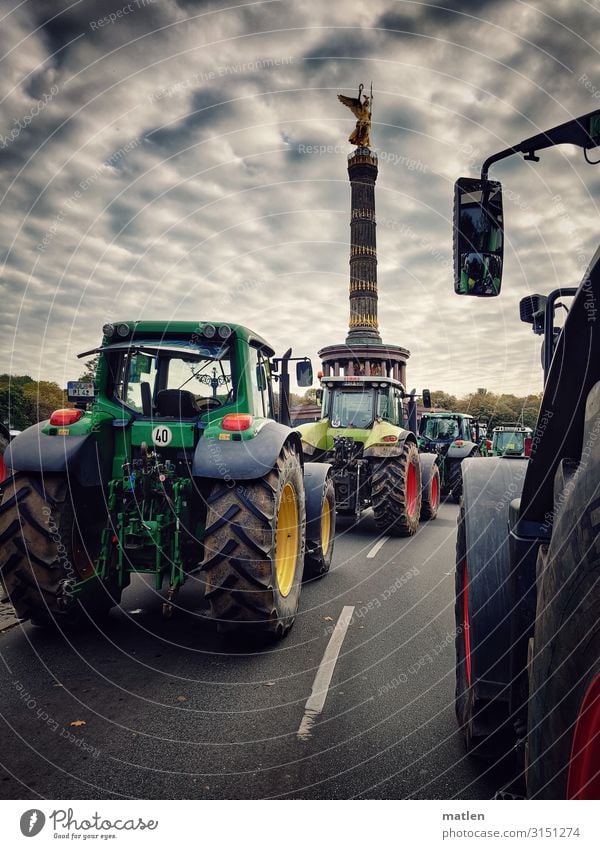 Bauerndemo Hauptstadt Stadtzentrum Menschenleer Bauwerk Sehenswürdigkeit Wahrzeichen Straße Straßenkreuzung Traktor authentisch dunkel gelb grau grün rot