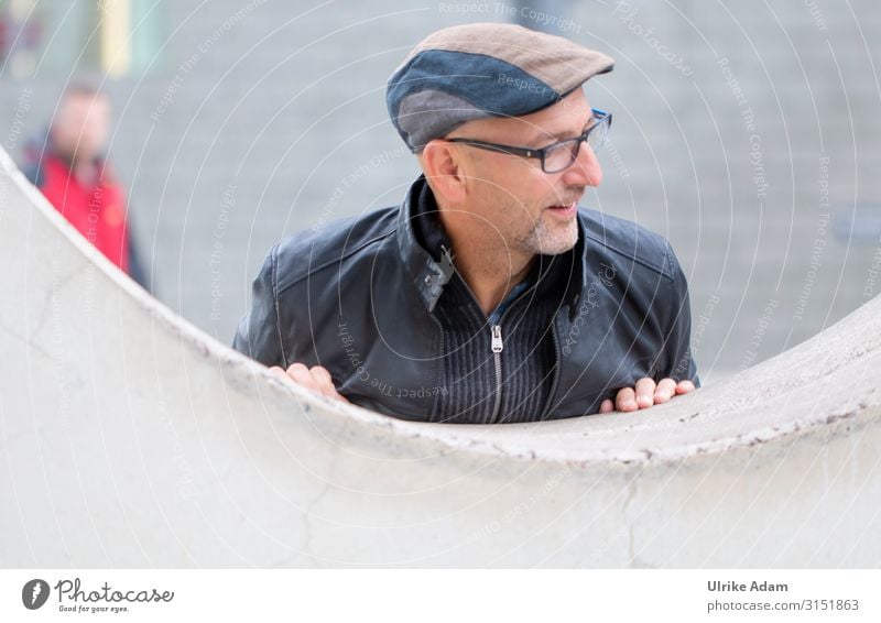 "Was macht Ihr da?" Mensch maskulin Mann Erwachsene Männlicher Senior 1 45-60 Jahre Jacke Brille Hut Blick Neugier Tugend Verantwortung achtsam Farbfoto