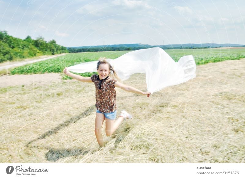 ausgelassen Fröhlichkeit Ausgelassenheit Freiheit Kind Kindheit Spielen Glück Freude rennen toben fliegen Feld Natur Plastik Plastikplane Plastikfolie Umwelt