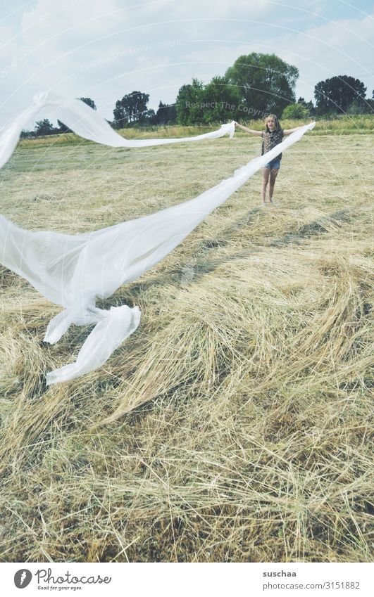 fasziniert von plastik Kind Kunststoffmüll Klimawandel Umweltschutz Umweltverschmutzung Ganzkörperaufnahme Sonnenlicht Experiment Plastikplane Plastikfolie