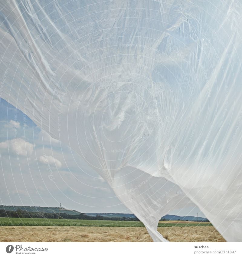 auf dem acker (2) Feld Horizont Außenaufnahme Sommer Natur Umwelt Umweltschutz Umweltverschmutzung Plastik Plastikplane Plastikfolie Recycling transparent