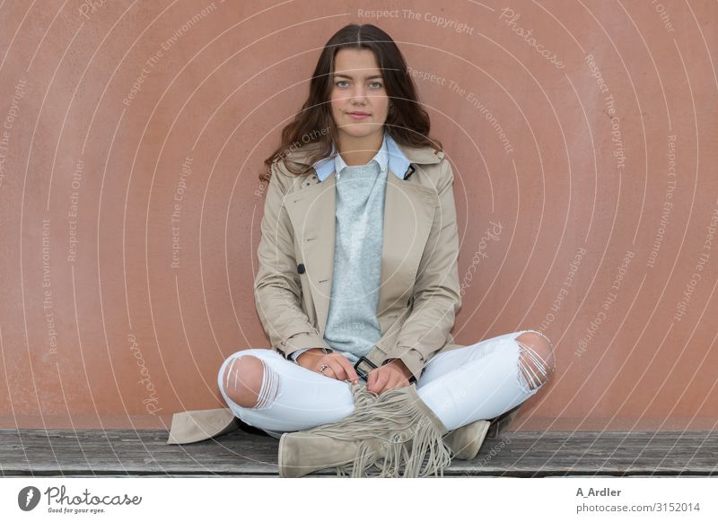 junge Frau sitzt auf einer Bank Lifestyle elegant Stil schön Wohlgefühl Zufriedenheit Erholung Mensch feminin Junge Frau Jugendliche Erwachsene Leben 1