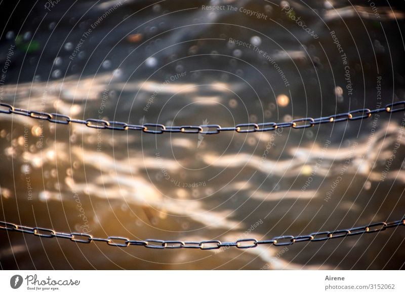 Sperrgebiet | UT Hamburg Wasser Wellen Kette Barriere Metall glänzend lang maritim nass gold grau orange silber Sicherheit gefährlich Verbote Farbfoto