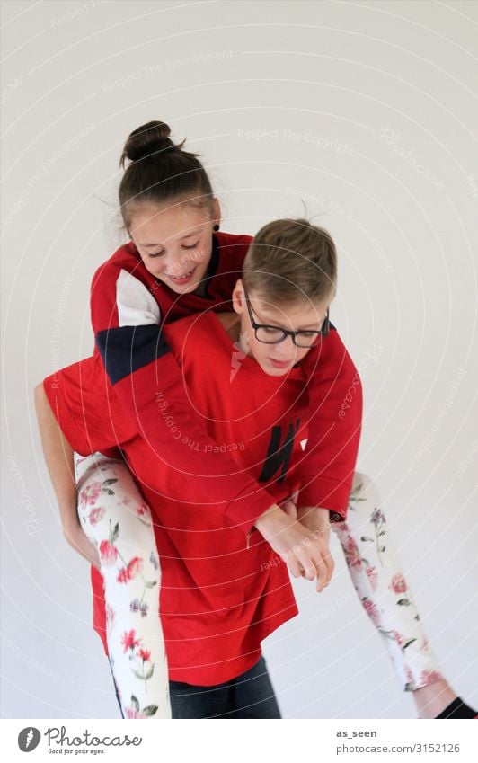 Bruder und Schwester Mädchen Junge Kindheit Jugendliche Leben Körper 2 Mensch 8-13 Jahre T-Shirt Pullover Leggings Brille brünett blond Dutt Lächeln lachen