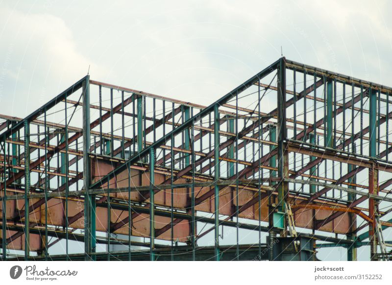 Konstruktion einer Halle Industrie lost places Himmel Metall Rost authentisch eckig groß Endzeitstimmung Vergänglichkeit Wandel & Veränderung Zahn der Zeit