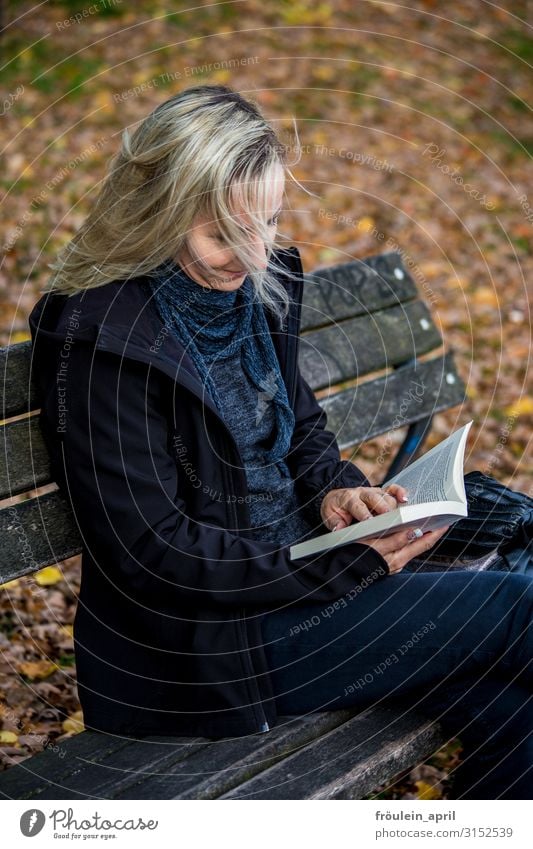 Blättern | UT HH19 ruhig lesen Bildung lernen feminin Frau Erwachsene Mensch 30-45 Jahre Medien Printmedien Buch Natur Herbst Blatt Garten Park Wald Jacke Tuch