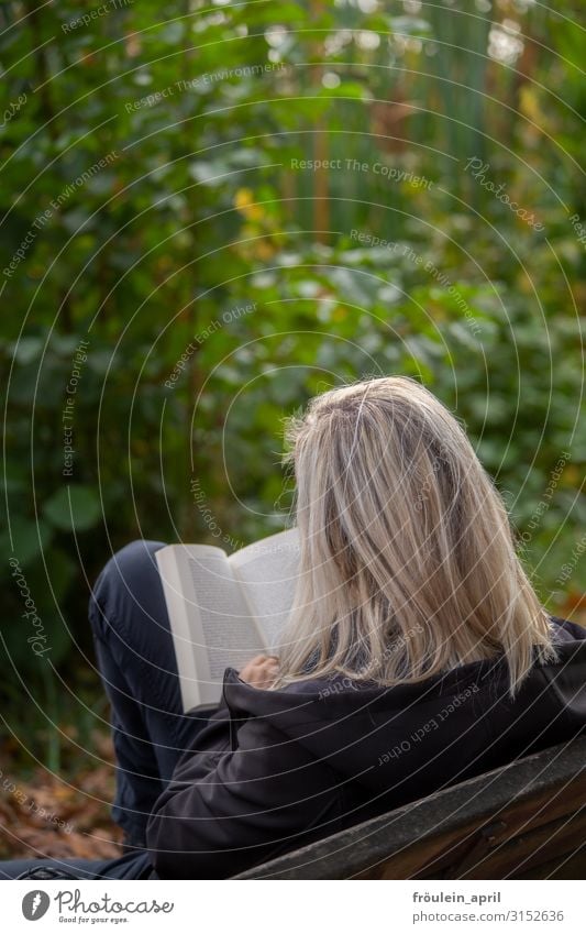 Buch mit Bäumen | UT HH19 Erholung lesen Bildung feminin Frau Erwachsene Mensch 13-18 Jahre Jugendliche 18-30 Jahre 30-45 Jahre Medien Printmedien Natur Baum