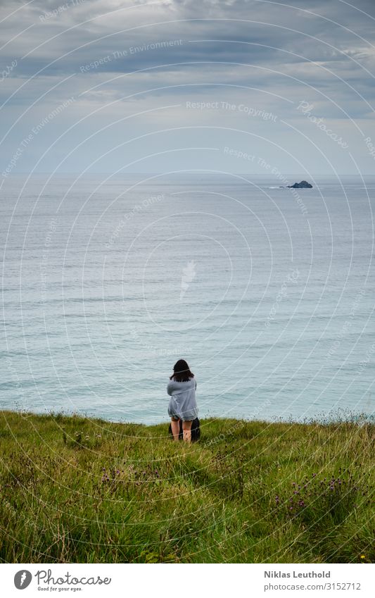 Frau am Meer mit Hund Freiheit Sommer Insel Wellen feminin 1 Mensch 18-30 Jahre Jugendliche Erwachsene Umwelt Natur Landschaft Wasser Himmel Wolken Horizont