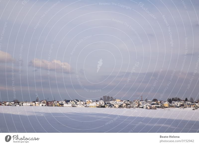 Winteridylle Häusliches Leben Landschaft Erde Wolken Sonne Wetter Schönes Wetter Schnee Seedorf Dorf Haus beobachten entdecken leuchten liegen Blick ästhetisch