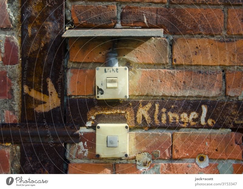 Klingel und Licht DDR Pankow Wand Lichtschalter Backstein Kunststoff Schriftzeichen Schilder & Markierungen Pfeil Beschriftung außergewöhnlich einfach retro