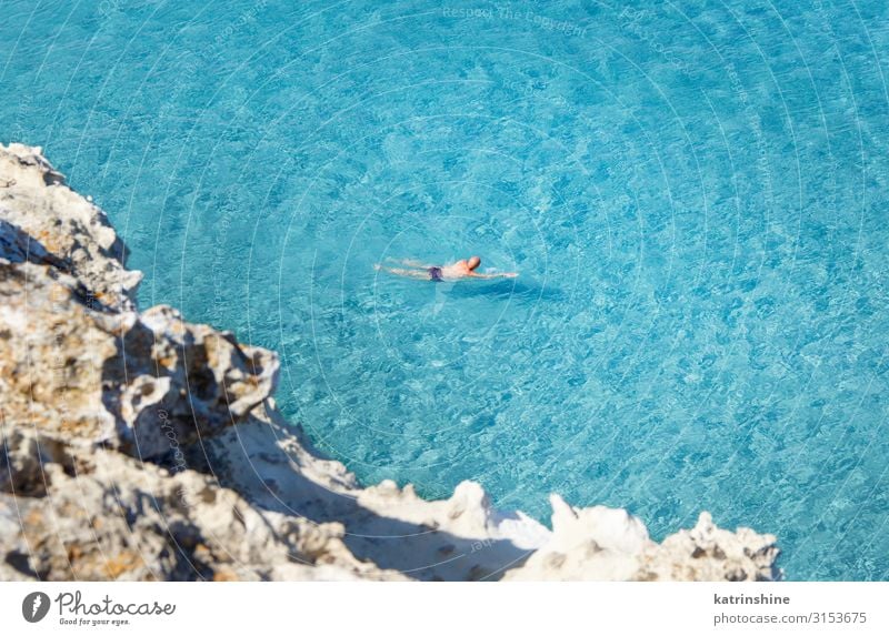 Männer beim Schwimmen am Ufer des Torre dell'Orso Ferien & Urlaub & Reisen Tourismus Meer Mensch Natur Landschaft Felsen Küste blau torre dell'orso schwimmen