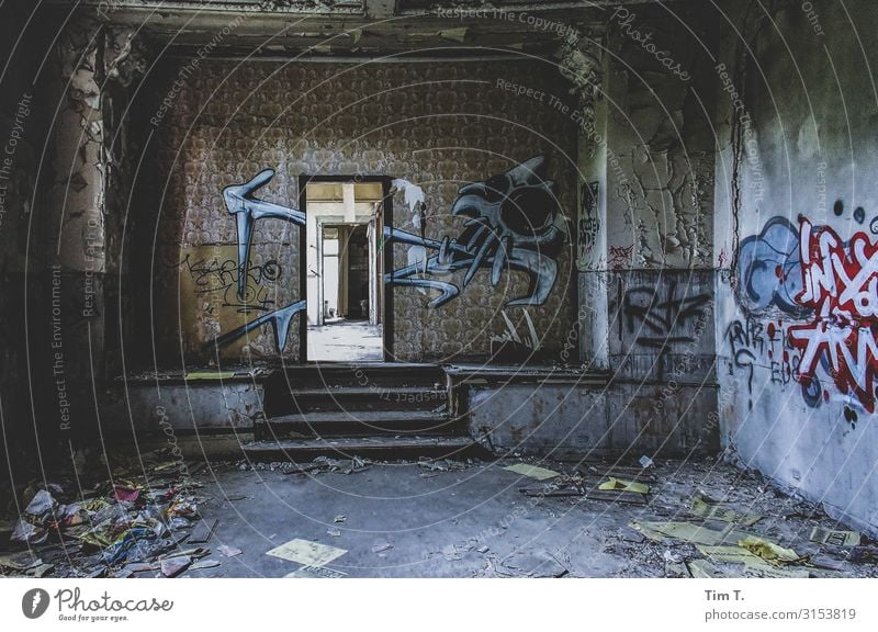 Ballhaus Grünau Berlin Stadt Hauptstadt Stadtrand Menschenleer Haus Ruine Mauer Wand Treppe Tür Verfall Vergangenheit Vergänglichkeit Zerstörung Graffiti