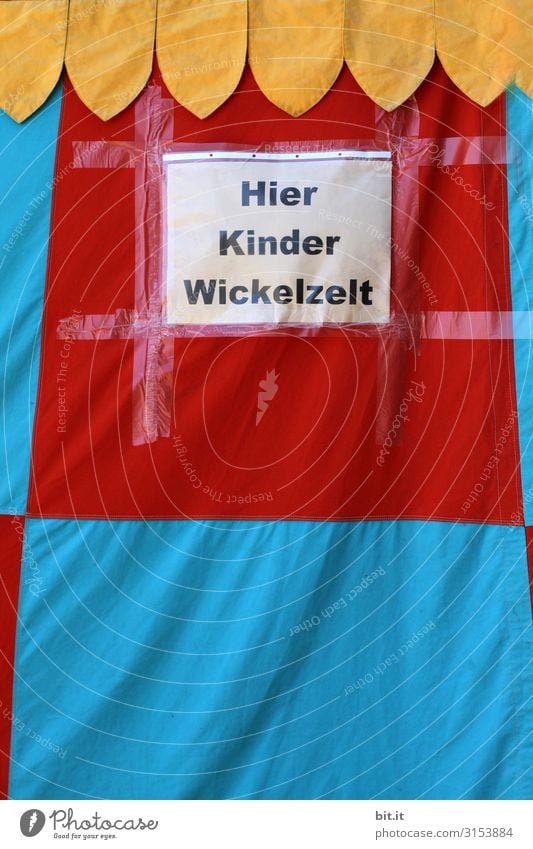 Wickeltisch in einem Zelt Theaterschauspiel Dekoration & Verzierung Zeichen Schriftzeichen Schilder & Markierungen Hinweisschild Warnschild mehrfarbig wickeln