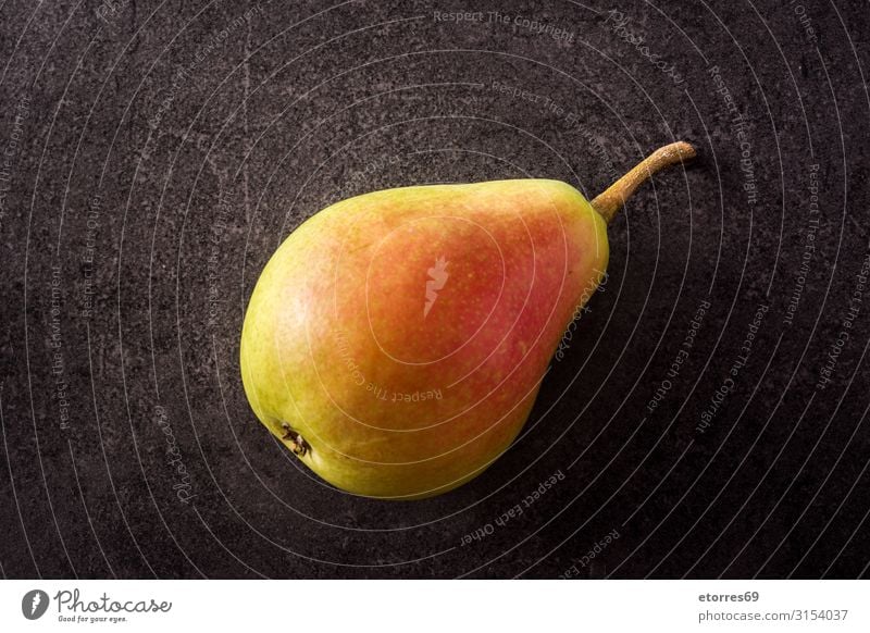 Gesunde, frische Birne auf schwarzem Hintergrund Frucht Lebensmittel Gesunde Ernährung Foodfotografie Tradition Snack Gesundheit Vitamin grün natürlich Ercolini