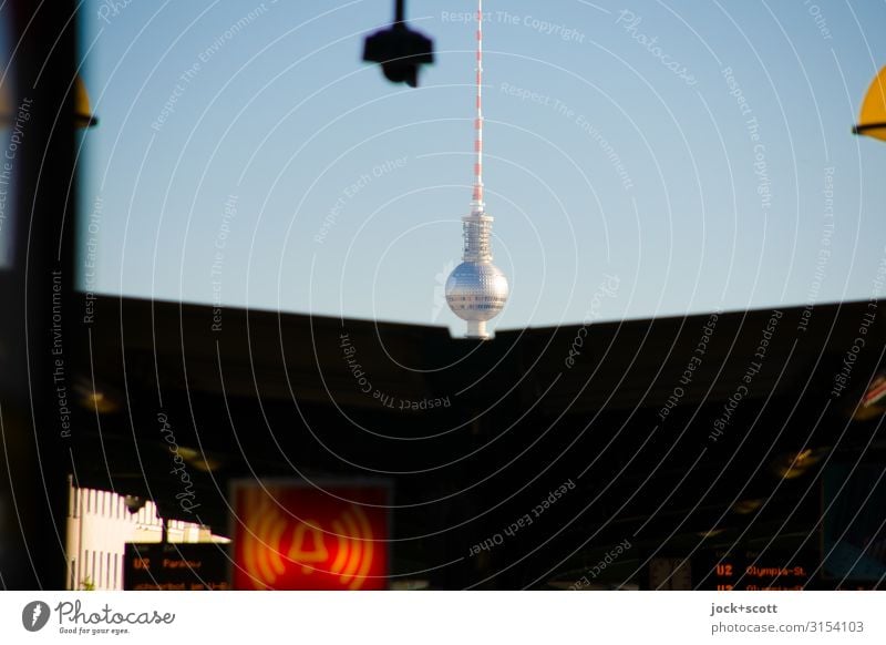 Alarm mit Charme Wolkenloser Himmel Prenzlauer Berg Bahnhof Wahrzeichen Berliner Fernsehturm U-Bahn Bahnsteig Leuchtkasten Zeichen Warnschild leuchten