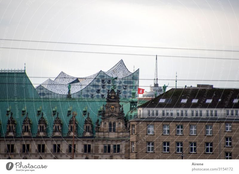 Harmonie im Stadtbild | UT Hamburg Himmel schlechtes Wetter Hafenstadt Stadtzentrum Haus Architektur Fassade Sehenswürdigkeit Elbphilharmonie Häuserzeile bauen