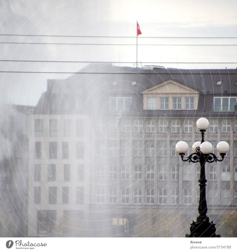 Sicht unklar | UT Hamburg Stadt Stadtzentrum Haus Gebäude Stadthaus Springbrunnen Fassade Dach Sehenswürdigkeit Straßenbeleuchtung Stahlkabel Fahnenmast