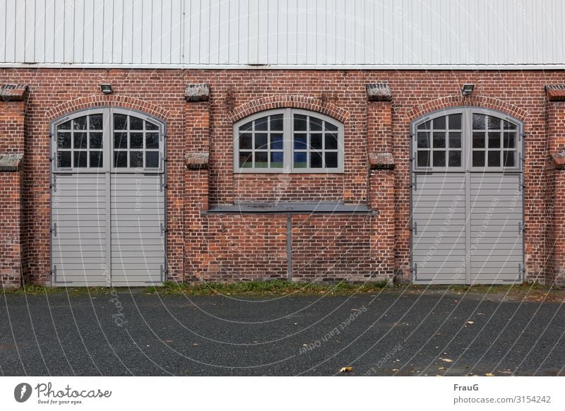 Werkstatt | von außen Fassade Wand Haus Bauwerk Gebäude Industriegebäude Türen Fenster Architektur Sprossenfenster verkleidet Klinker Mauer Lampen