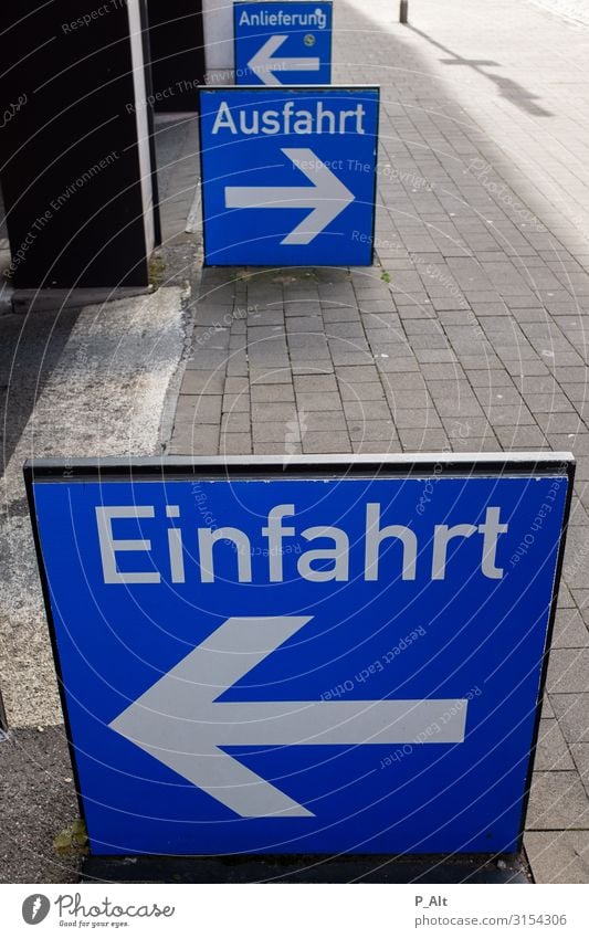 Rein-Raus Münster Deutschland Stadt Parkhaus Parkplatz Einfahrt Schilder & Markierungen Ausfahrt Versand Verkehr Straßenverkehr Autofahren Pfeil links rechts