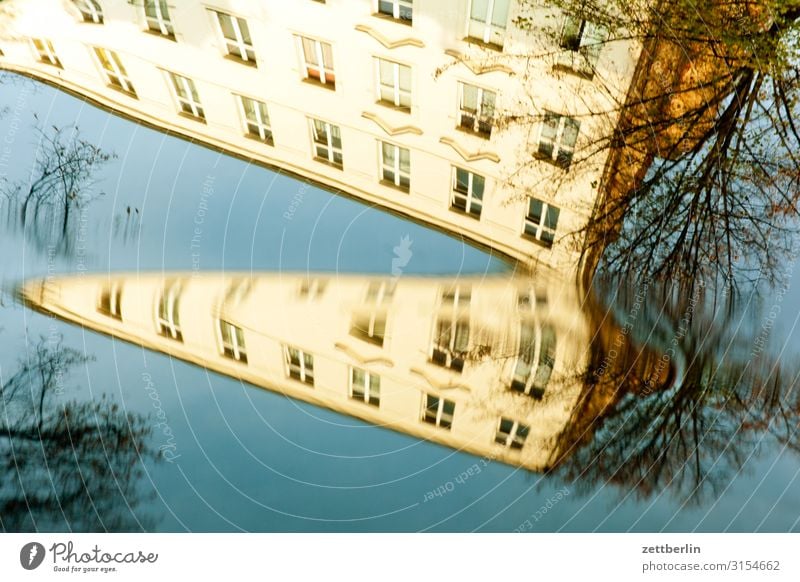 Alter Trick, neu entdeckt Altbau Fassade Fenster Haus Himmel Himmel (Jenseits) Stadtzentrum Mehrfamilienhaus Menschenleer Stadthaus Schöneberg Textfreiraum