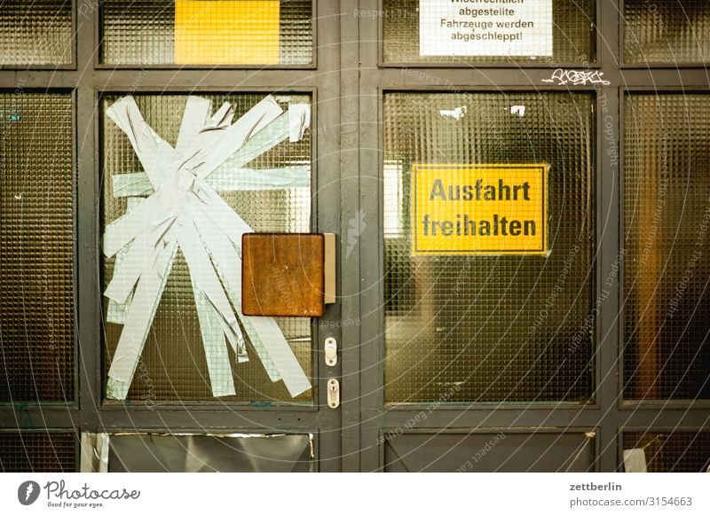 Kaputte Scheibe Altbau Berlin Fenster Haus Mehrfamilienhaus Menschenleer Stadthaus Schöneberg Textfreiraum Stadtleben Wand Häusliches Leben Wohngebiet Wohnhaus