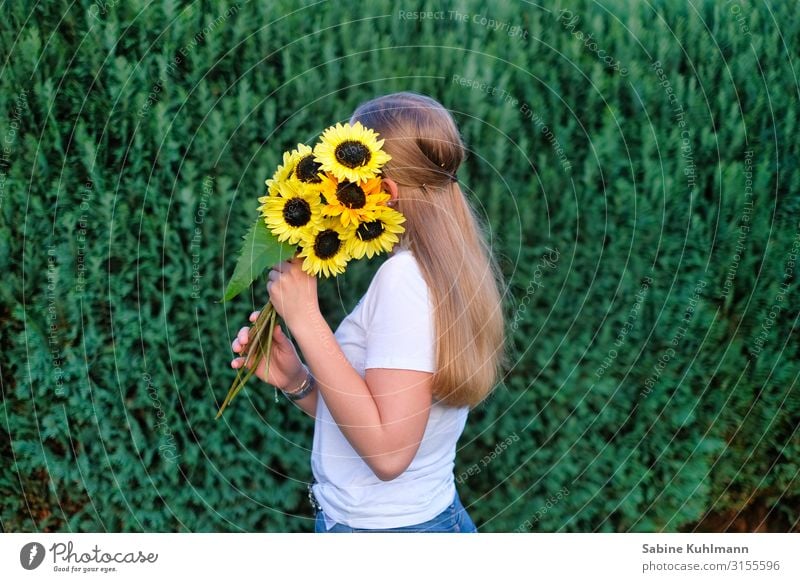 Sonnenblumen Mensch feminin Junge Frau Jugendliche Erwachsene 1 18-30 Jahre Natur Sommer Schönes Wetter Blume Garten T-Shirt blond langhaarig Blühend stehen