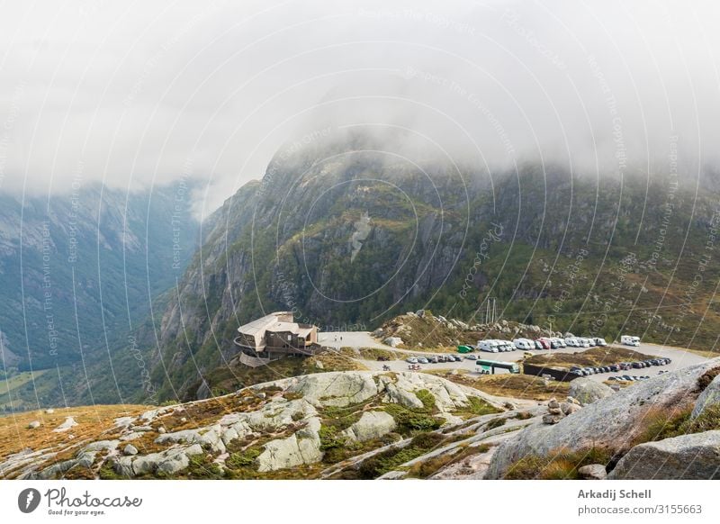 Parkplatz zum Kjerag-Pfad in Lysebotn, Lysefjord in Norwegen. Abenteuer Hintergrund schön Café Schlucht Cloud Ausflugsziel Europa extrem Fjord grün hoch wandern