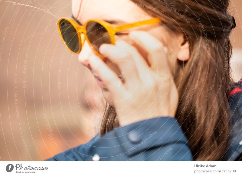 Immer diese Presse ;-) Stil schön feminin Junge Frau Jugendliche Erwachsene Hand 1 Mensch 30-45 Jahre Accessoire Brille brünett langhaarig trendy gelb Coolness