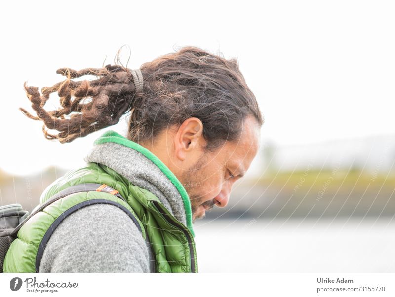 Dreadlocks im Zopf maskulin Mann Erwachsene Männlicher Senior Haare & Frisuren 1 Mensch 45-60 Jahre brünett langhaarig Rastalocken lesen einzigartig Farbfoto