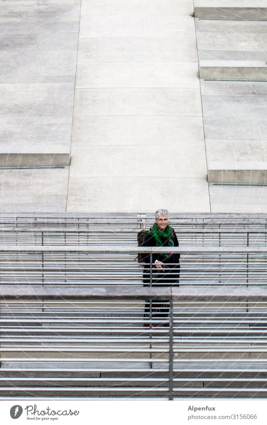 Im Gatter | UT HH19 Mensch feminin Frau Erwachsene 45-60 Jahre Lächeln stehen warten Verantwortung Gelassenheit geduldig ruhig Selbstbeherrschung Ausdauer