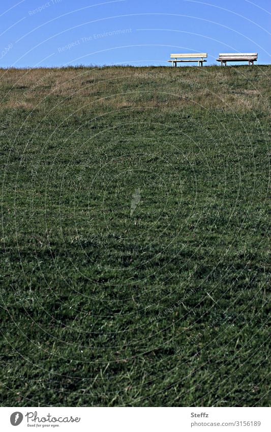 Aussichtsplatz Deich Hügel Ferne Überwachung Pause Landschaft Sitzbänke Holzbänke von oben hoch oben Sitzplätze zwei Sitze Beobachtungsplatz zwei Plätze