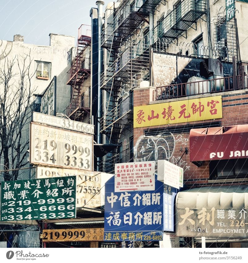 Childerwald in Chinatown New York City Manhattan Stadt Stadtzentrum Fußgängerzone überbevölkert Haus Bauwerk Gebäude Architektur Mauer Wand Fassade Balkon