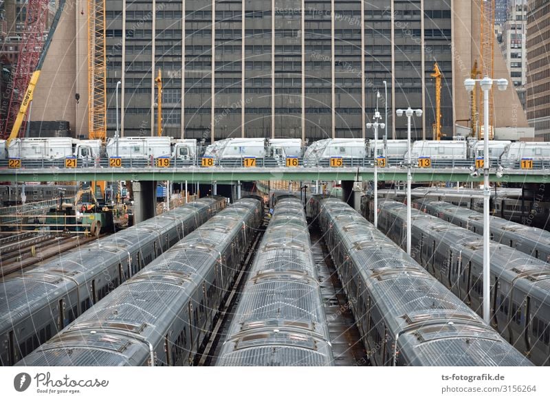 Zug im Zug in New York City Müllwagen Manhattan Hudson River USA Haus Hochhaus Mauer Wand Verkehr Verkehrsmittel Verkehrswege Personenverkehr