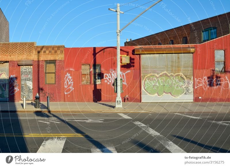 Brooklyn's Bretter Buden Ferien & Urlaub & Reisen Städtereise Häusliches Leben Wohnung Rolltor New York City Stadt Stadtzentrum Menschenleer Haus Ruine Bauwerk