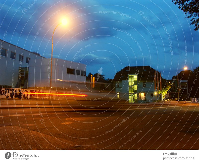 21:30 und eine Sekunde Nachtaufnahme Langzeitbelichtung Gebäude Haus Fahrzeug Geschwindigkeit Architektur Straße Abend PKW Licht Himmel modern