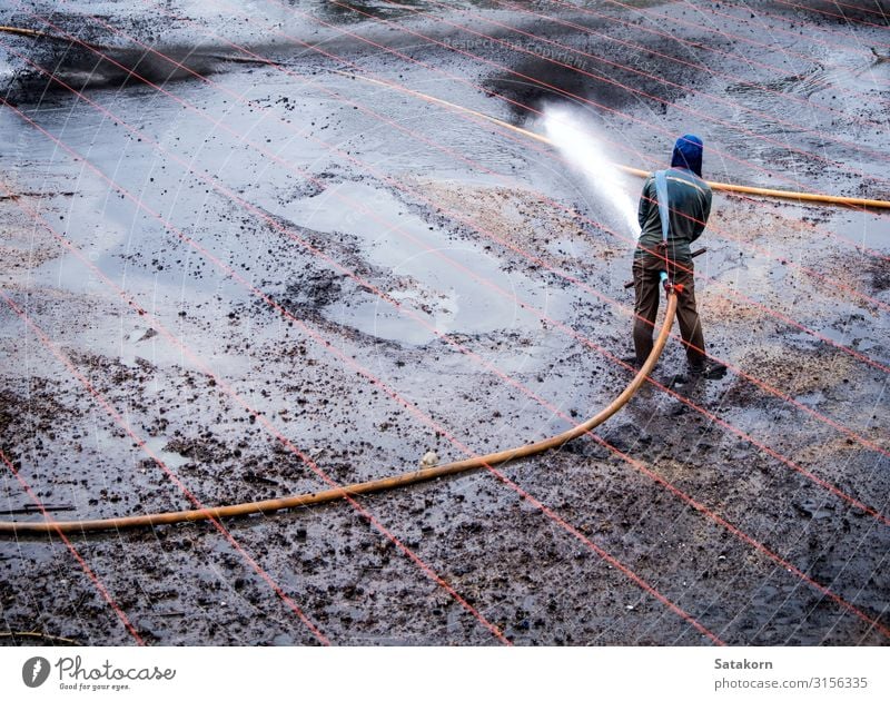 Reinigung des Schlamms am Boden des Teiches Arbeit & Erwerbstätigkeit Landwirtschaft Forstwirtschaft Mensch Mann Erwachsene 1 Natur Landschaft Wassertropfen