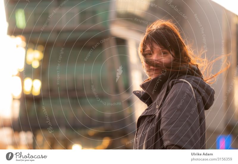 Portrait im Abendlicht Mensch feminin Frau Erwachsene 1 glänzend Lächeln leuchten Glück schön Stimmung Zufriedenheit Warmherzigkeit Romantik Leben Lichtspiel