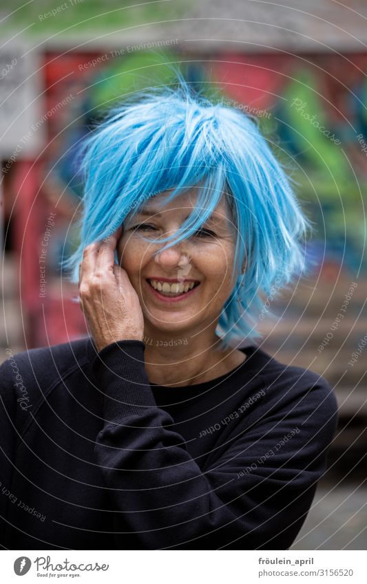 Lachen, Leben, Puderblau 1 Person Außenaufnahme Frau Grafitti Hochformat Lebensfreude Perücke Spass Tageslicht schwarz urban schön attraktiv im Freien lässig