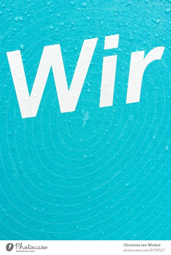 "Wir" steht in weißen Buchstaben auf türkisfarbenem Hintergrund. Schriftzeichen Schilder & Markierungen Tropfen außergewöhnlich Fröhlichkeit frisch Zusammensein