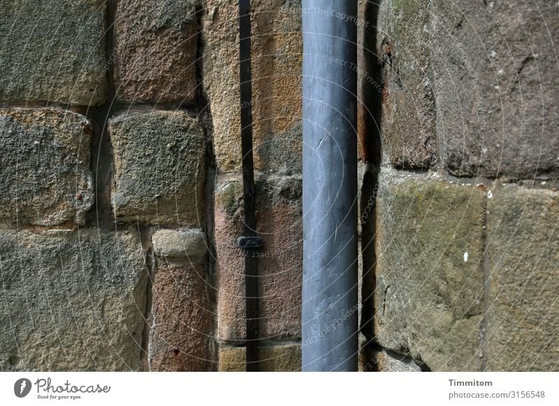 Fallrohr und Steine Häusliches Leben Großbritannien Yorkshire Dorf Haus Cottage Mauer Wand Metall eckig einfach braun grau schwarz Gefühle Mauerstein Farbfoto