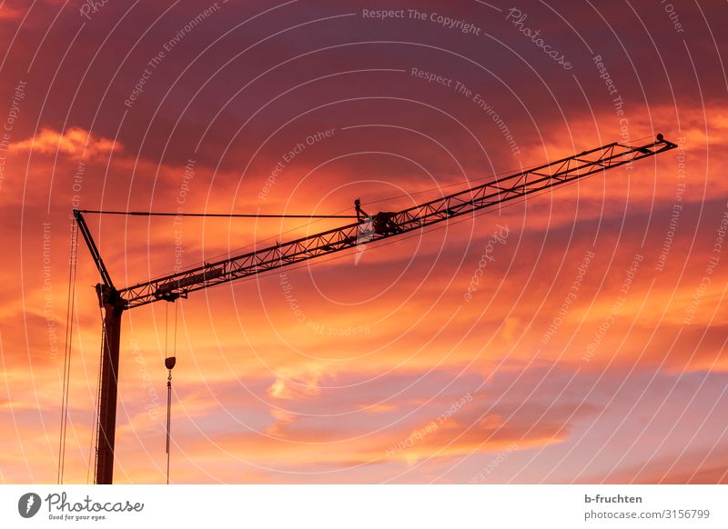 Baukran bei Sonnenaufgang Handwerker Industrie Baustelle Unternehmen Arbeit & Erwerbstätigkeit dunkel rot Wolken Silhouette Maschine Farbfoto Außenaufnahme