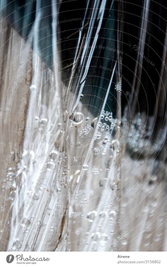 Plane im Regen | UT Hamburg Wassertropfen Verpackung Kunststoffverpackung Abdeckung Klarsichtfolie nass Schutz Umweltverschmutzung Glätte durchsichtig Farbfoto