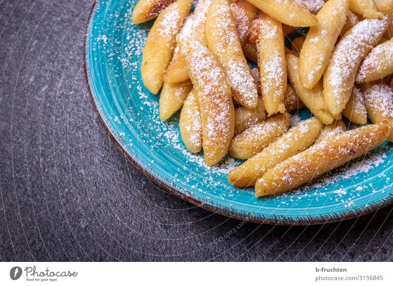 Schupfnudeln mit Puderzucker Lebensmittel Teigwaren Backwaren Dessert Ernährung Teller Gesunde Ernährung Küche wählen Essen genießen frisch lecker