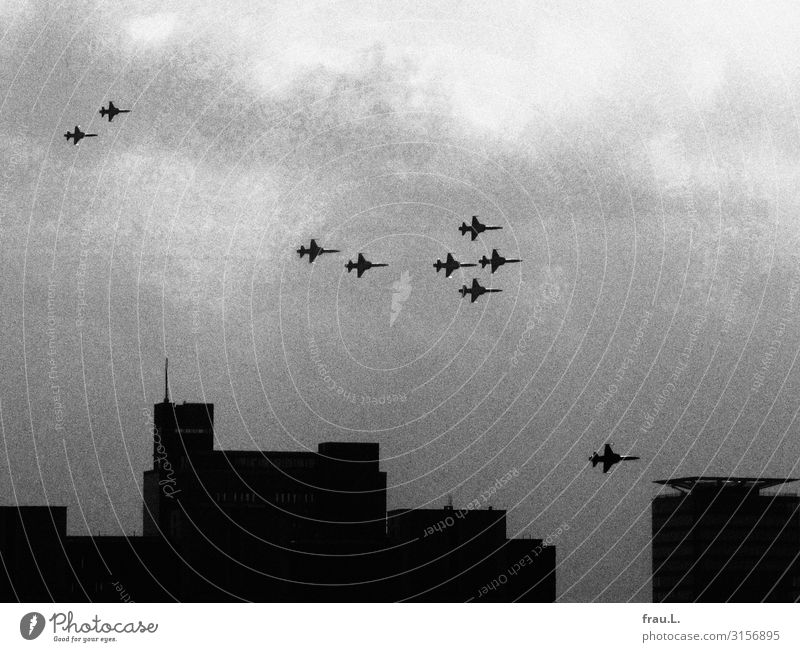 Kriegerischer Hafengeburtstag Hamburg Stadt Hafenstadt Hochhaus Luftverkehr Flugzeug fliegen Aggression bedrohlich dunkel trist Kraft Angst gefährlich Rache