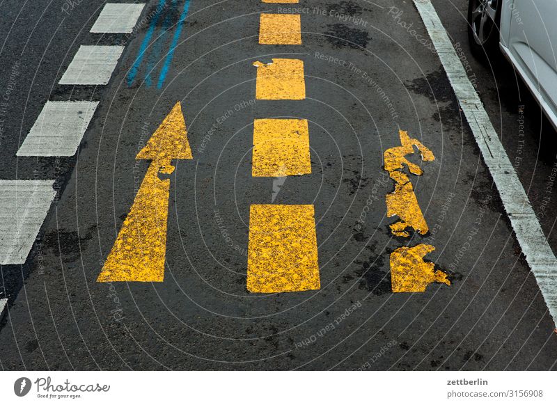 Gerade oder rechts? abbiegen Asphalt Autobahn Ecke Fahrbahnmarkierung Hinweisschild Kurve Linie links Schilder & Markierungen Menschenleer Navigation