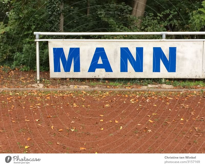 MANN Laufbahn Baum Schriftzeichen Schilder & Markierungen authentisch außergewöhnlich Coolness eckig einzigartig nah blau grün rot weiß Abenteuer Bewegung