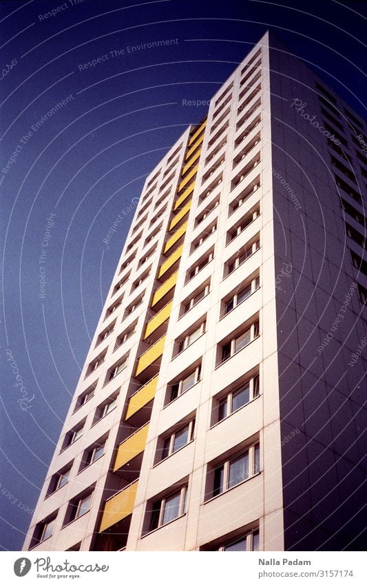 Blau Weiß Gelb Berlin Berlin-Mitte Deutschland Europa Hauptstadt Stadtzentrum Menschenleer Hochhaus Bauwerk Gebäude Architektur Plattenbau Fassade Balkon