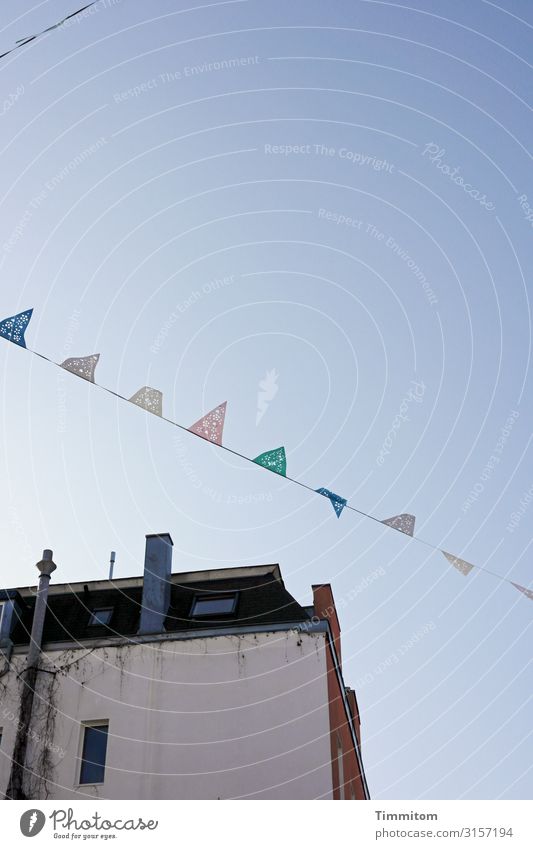 Heiterkeit in Köln Feste & Feiern Umwelt Himmel Wolkenloser Himmel Schönes Wetter Stadt Haus Mauer Wand Kamin Dach hängen blau grün rosa Lebensfreude Fahne