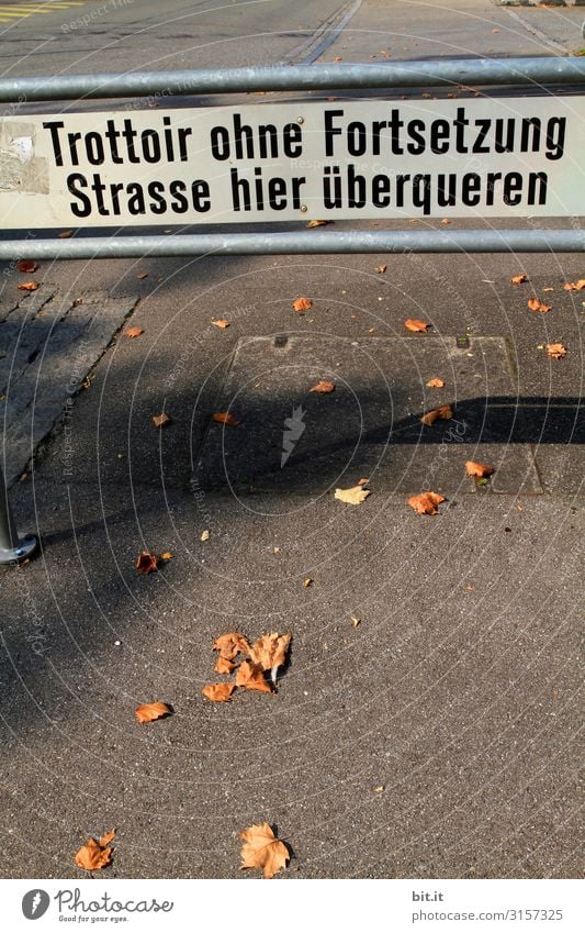 Trottoir in Basel Verkehr Verkehrswege Straßenverkehr Fahrradfahren Fußgänger Zeichen Schriftzeichen Schilder & Markierungen Hinweisschild Warnschild