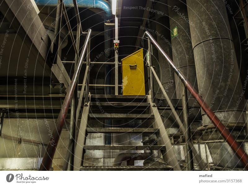 Not Aus Energiewirtschaft Kohlekraftwerk Industrieanlage Gebäude Treppe Stahl blau gelb grau rot Schalter Röhren Farbfoto Gedeckte Farben Innenaufnahme